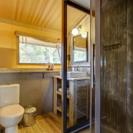 Campo de lujo Tent With Sanitary Facilities At The Bedafse Bergen