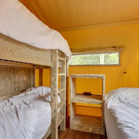 Campo de lujo Tent With Sanitary Facilities At The Bedafse Bergen *